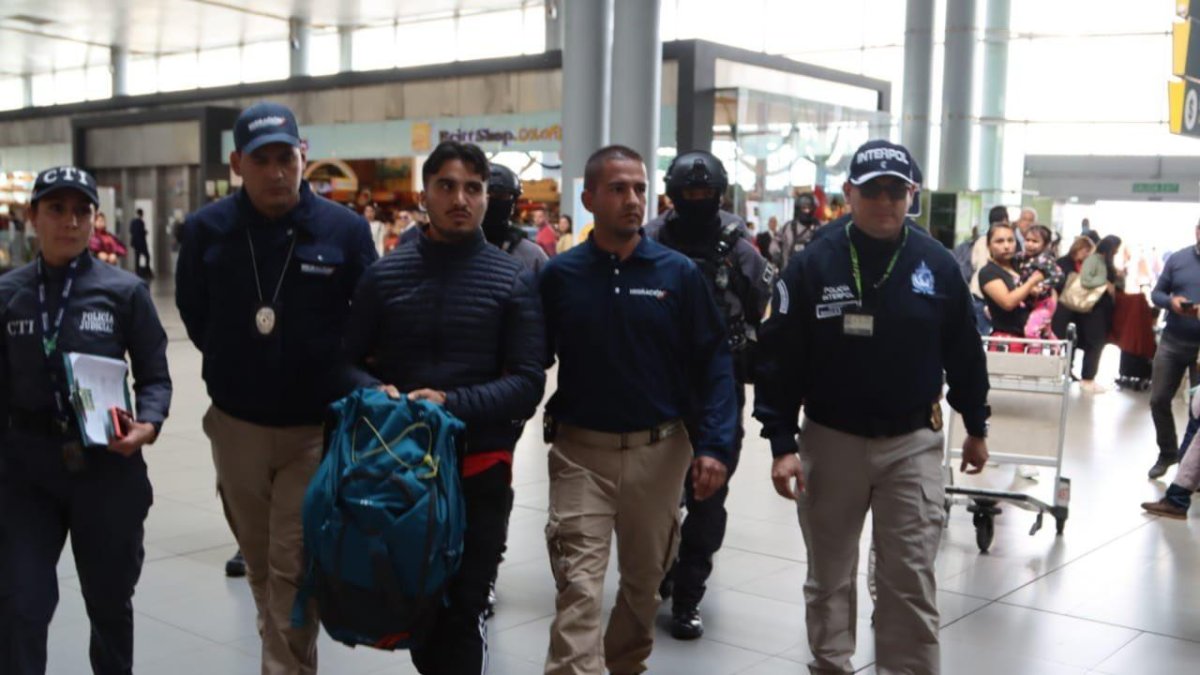 Germán Cáceres cuando fue expulsado de Colombia a fines de diciembre del 2022.