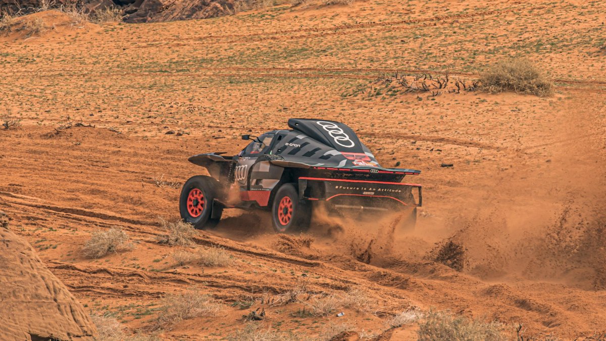 El piloto español Carlos Sainz y su copiloto Lucas Cruz conducen su Audi RS Q E-Tron E2 del equipo Audi durante la tercera etapa del Rally Dakar 2023.