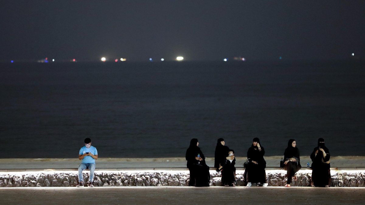 Instante. En la imagen, varias mujeres al anochecer en la playa de Katara, en Doha.