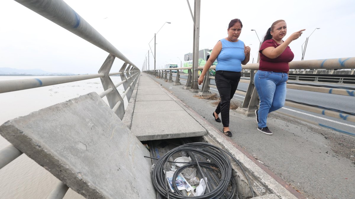 Consecuencia. Así se encuentran algunas cajas de conexiones, sin tapas, y que ponen en peligro a la gente que cruza.
