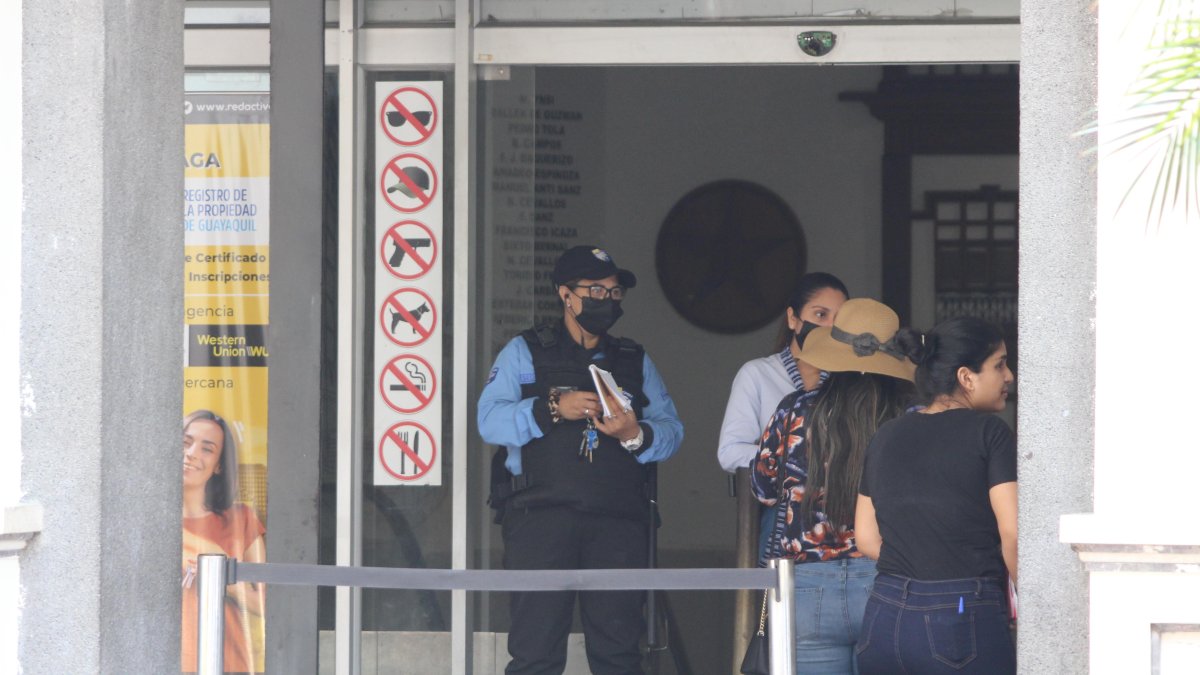 Atención. Una trabajadora, en la puerta de la matriz del Registro de la Propiedad de Guayaquil.