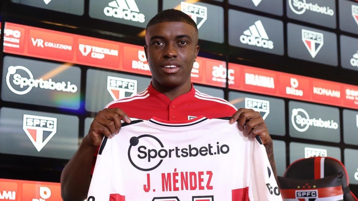 Jhegson Mendez muestra el número 21 en su camiseta en honor a su fallecido padre.