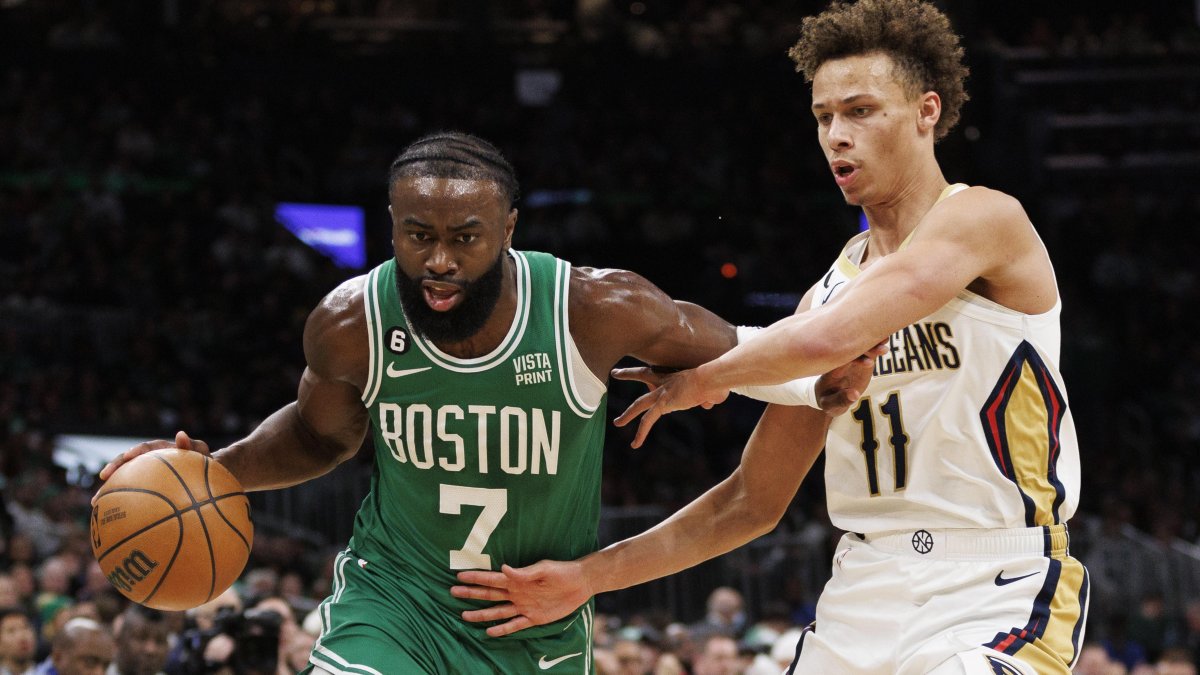 Jaylen Brown (i) fue clave en la obtención del liderato de los Celtics en el Este.