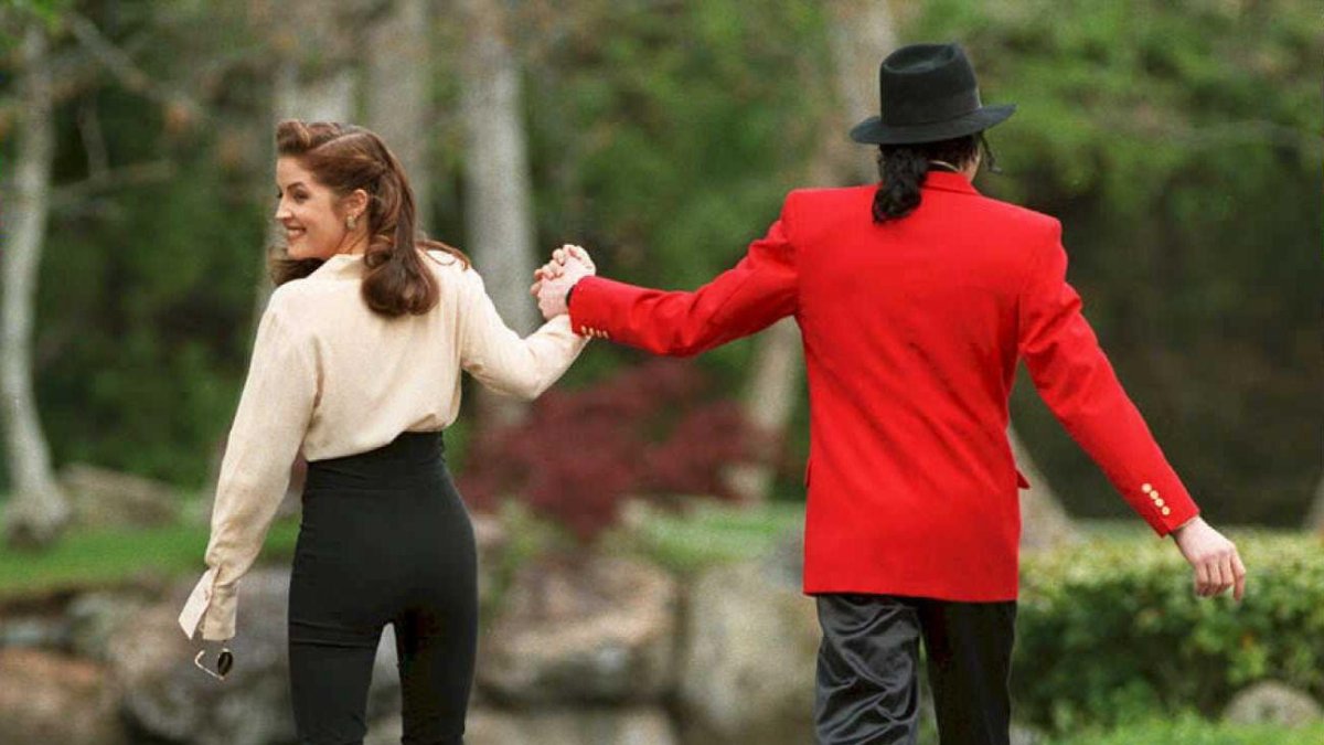 Con su exesposo, el fallecido Michael Jackson.