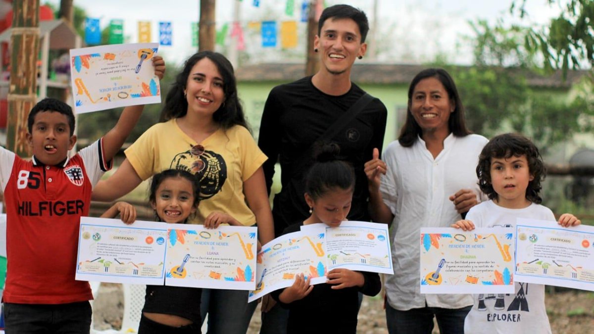 . El 28 de diciembre de 2022, los niños del primer grupo de estudiantes que se beneficiaron del programa recibieron su diploma.