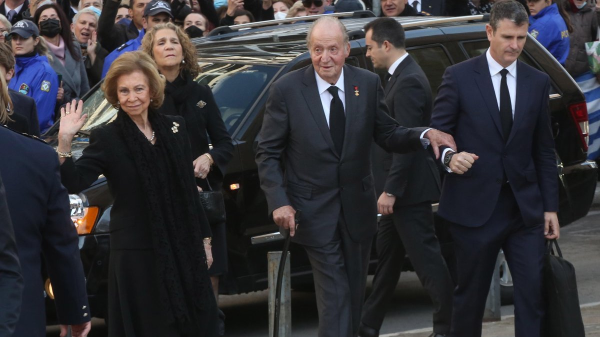 Juan Carlos con Sofía y un escolta