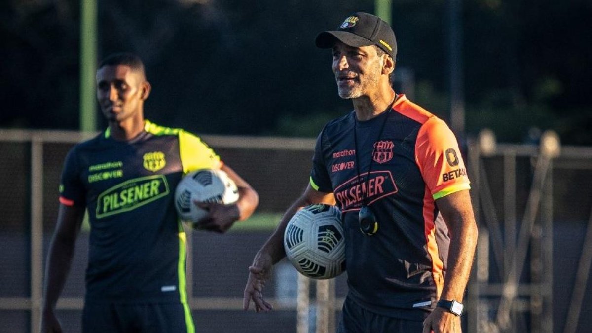 Fabián Bustos es de los entrenadores que contestan, explican, aclaran, enseñan y arriesgan.