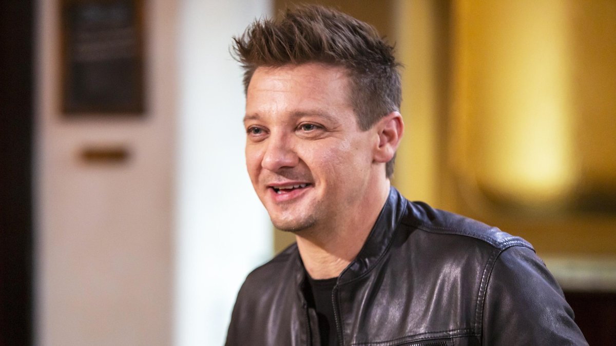 Jeremy Renner se recupera en casa de las graves lesiones. Aquí, en una foto de archivo cuando la vida le sonreía.
