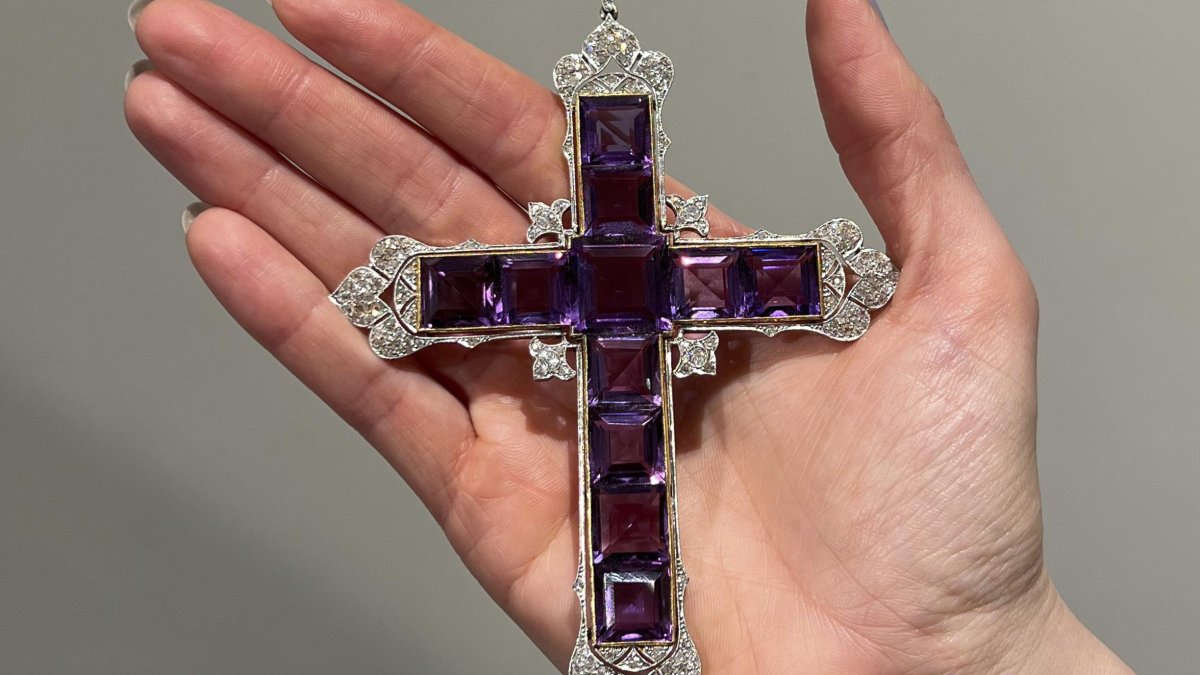 La empresaria y modelo estadounidense Kim Kardashian ha adquirido por casi 200.000 dólares la cruz de Attallah, una de las joyas que lució la princesa Diana de Gales, ha informado la casa de subastas Sotheby's.