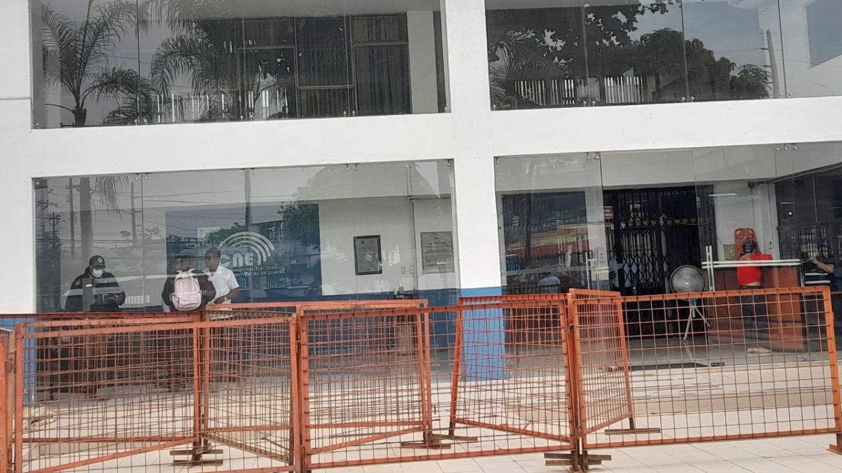 En la esquina inferior derecha de la foto se puede observar a los agentes siendo atendidos por un funcionario del CNE.