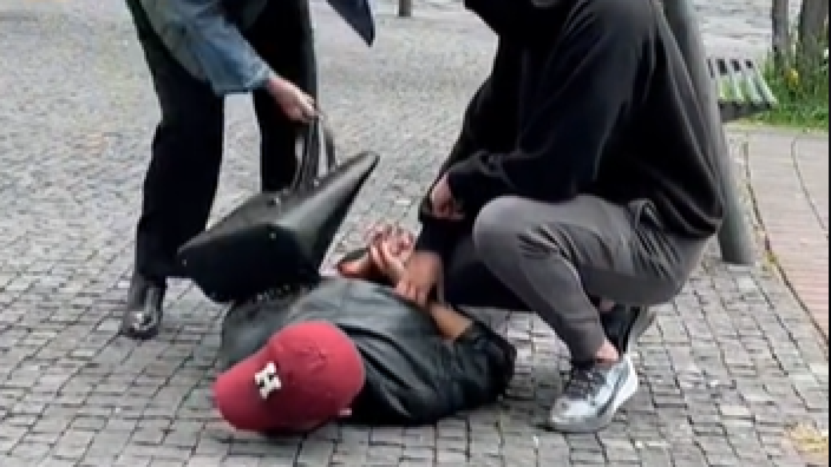 La candidata a la alcaldía de Quito protagonizó el audiovisual en el que se muestra a los vigilantesn portando esposas luego de golpear a los 