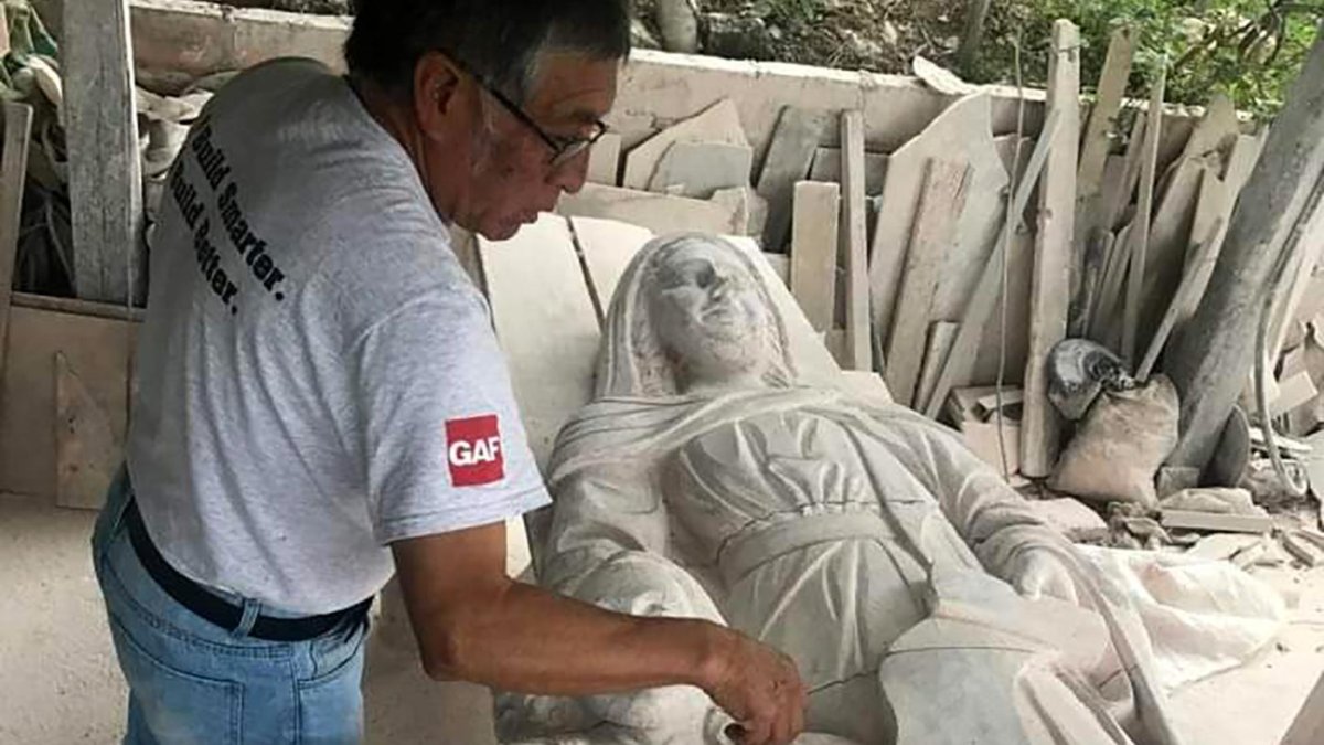 Una obra urbana. El artista trabajó en los años previos a 2019 la escultura de María y su madre, Ana. Aparece hoy en una calle muy turística de Cuenca.