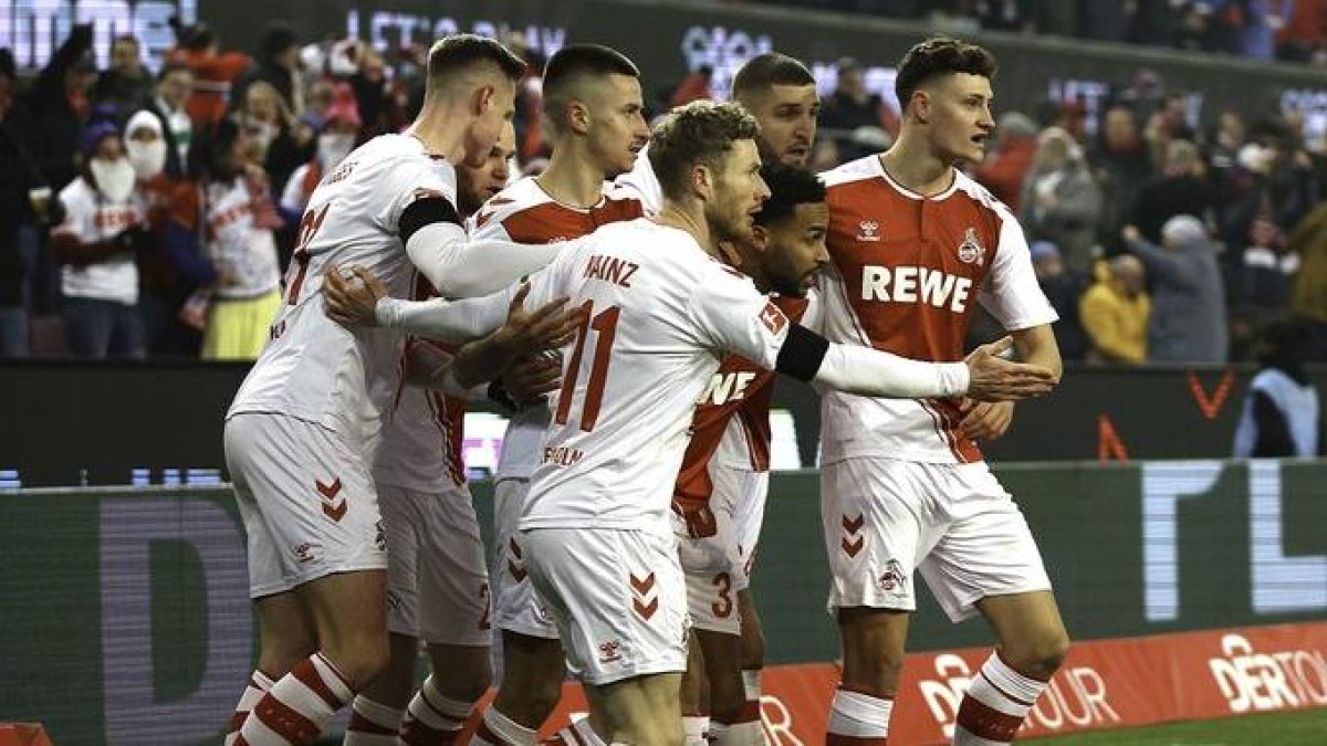 Los jugadores  durante el festejo del cuarto gol.