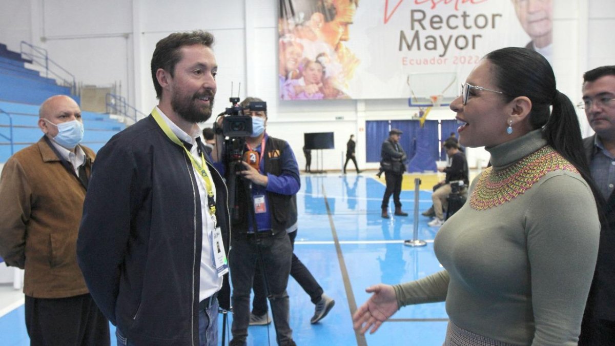 El observador electoral Régis Dandoy dialoga con la presidenta del CNE, Diana Atamaint, durante el simulacro de las elecciones.