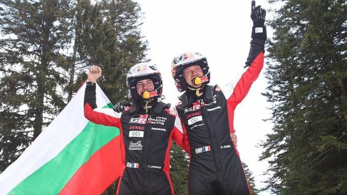 Sébastien Ogier celebra con su copiloto al final del Rally de Montecarlo.