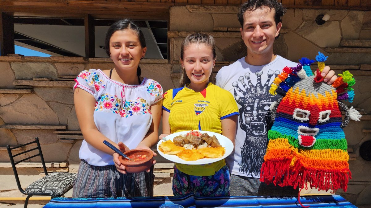 Jacqueline Polo (i), Michelle Manzano y Jhon Arteaga con los platillos de Diablo Huma.