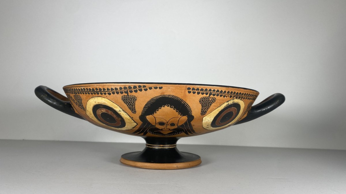 Vista de una de las 60 piezas arqueológicas, valoradas en más de 20 millones de dólares, recuperadas últimamente de Estados Unidos, donde habían sido comercializados por traficantes internacionales después de haber sido robadas y entre las que destaca El ministerio de Cultura italiano presentó este lunes las citadas piezas.