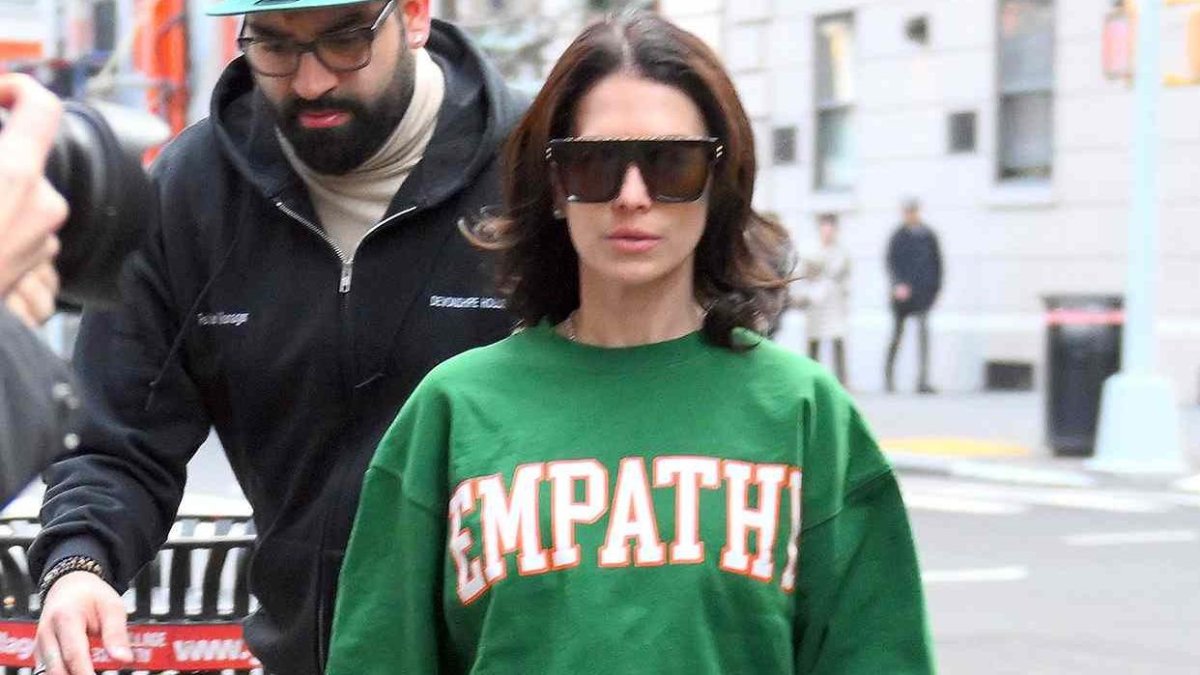 La escritora de 39 años lleva inscrita en su sudadera la palabra 'empatía'.