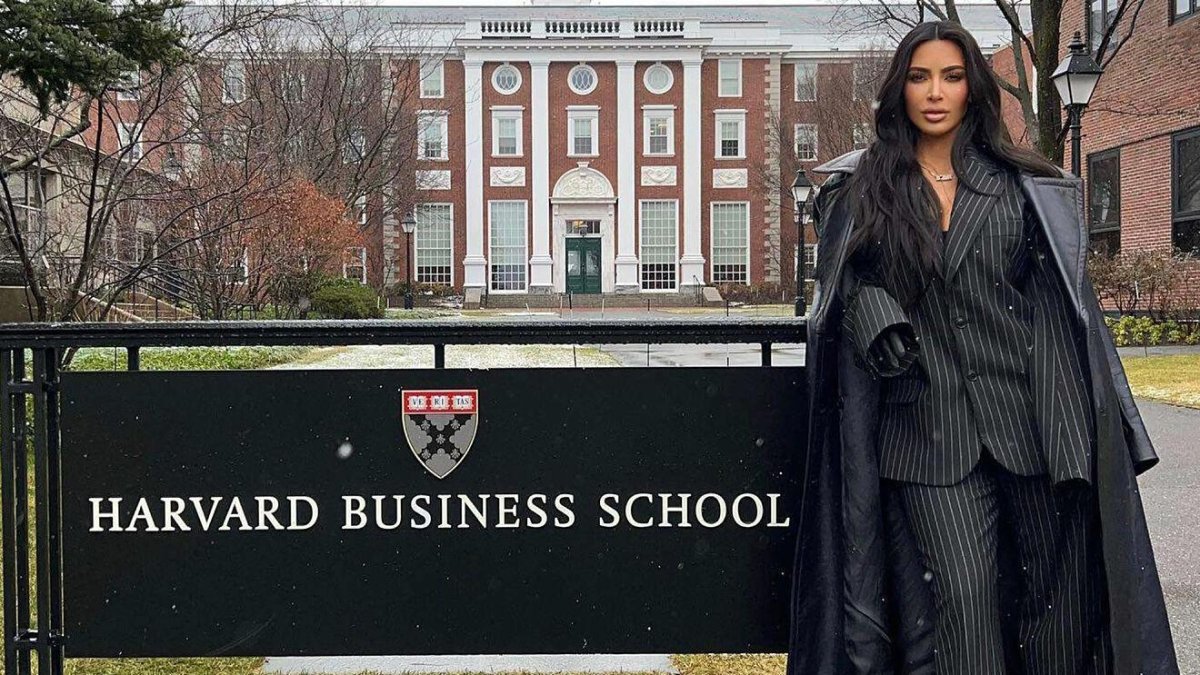 Kim Kardashian posa afuera de Harvard donde compartió sus conocimientos en finanzas.