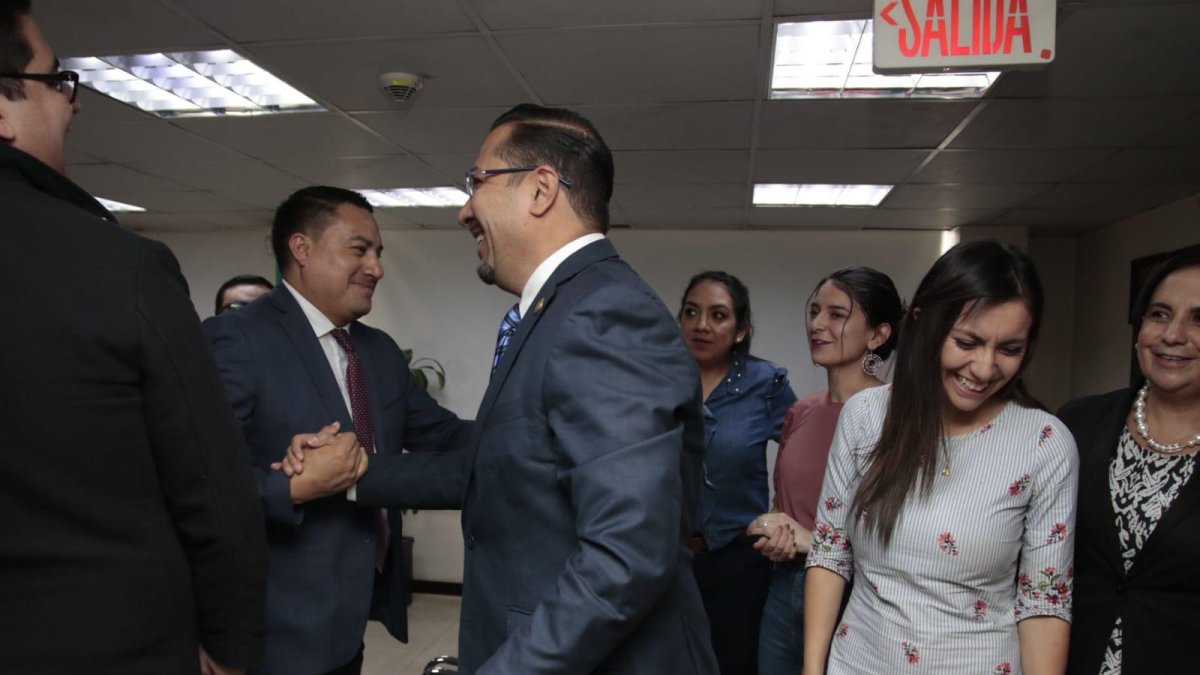 Hernán Ulloa dijo que aunque no estaba de acuerdo aceptaba la decisión de la Corte Constitucional. Se despidió de un grupo de funcionarios del CPCCS.