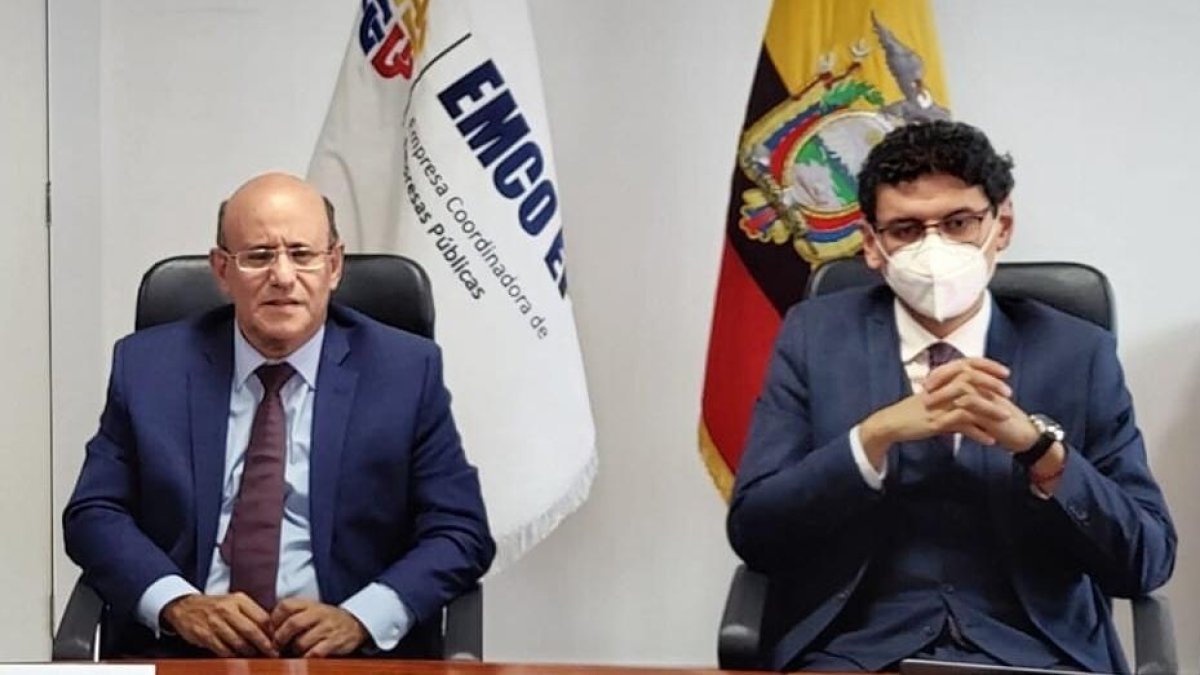 El expresidente de la EMCO, Hernán Luque Lecaro (i), y el gerente subrogante, Carlos Ramiro Guayaquil (d).