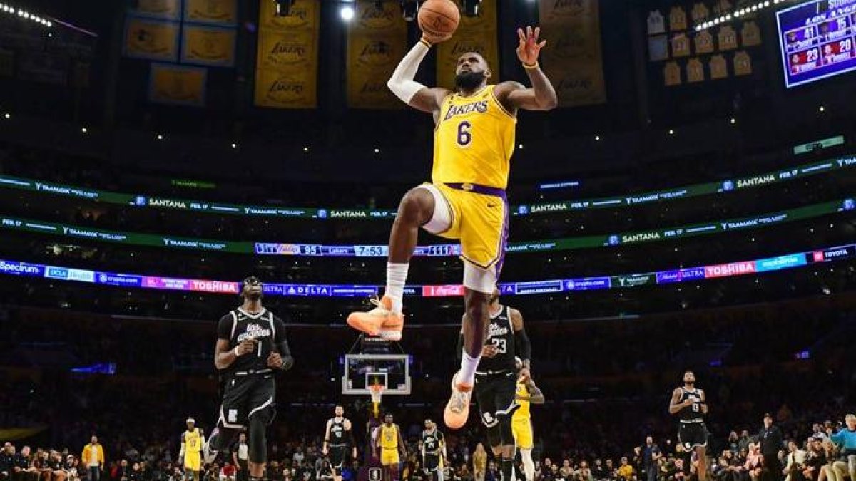 James se lució, aunque su equipo no logra ganar a Clippers desde 2020.