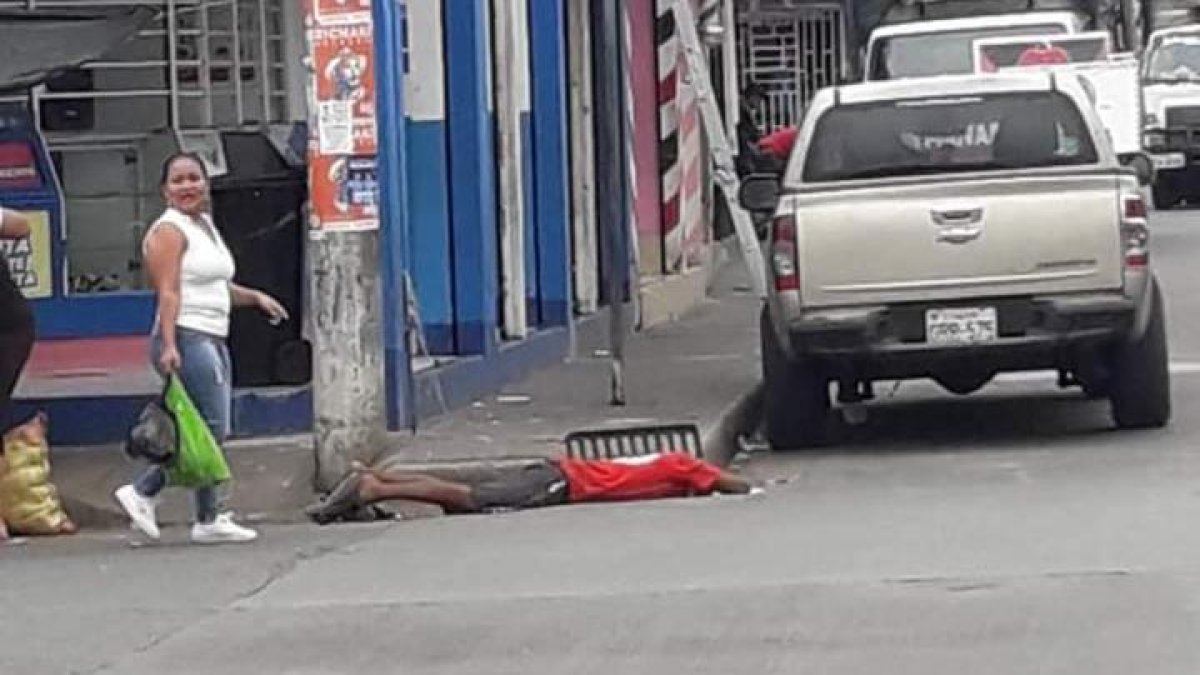 Un hombre fue visto husmeando una alcantarilla.