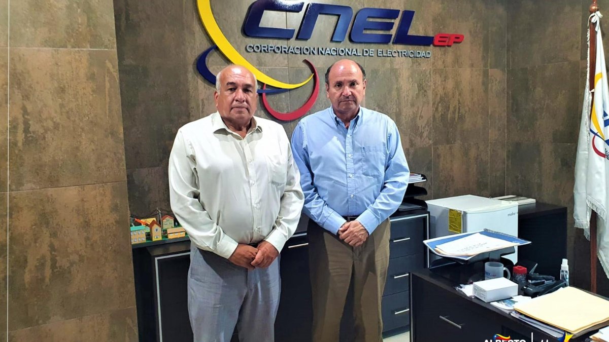 El exgerentre de Cnel, Antonio Icaza (d), en una reunión con el alcalde de Huaquillas en el 2022.