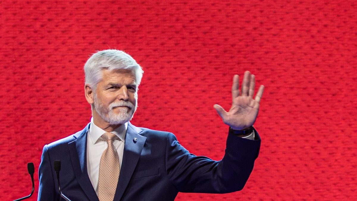 El Presidente electro de Republica Checa, Pter Pavel, habla con periodistas después de conocer los resultados de las votaciones.