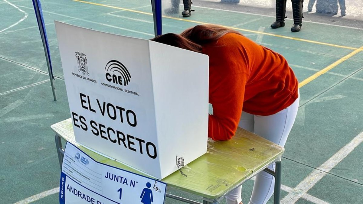 Una mujer ejerce su derecho al voto, dentro de un centro de privación de libertad, los detalles del acto fueron reservados por el SNAI