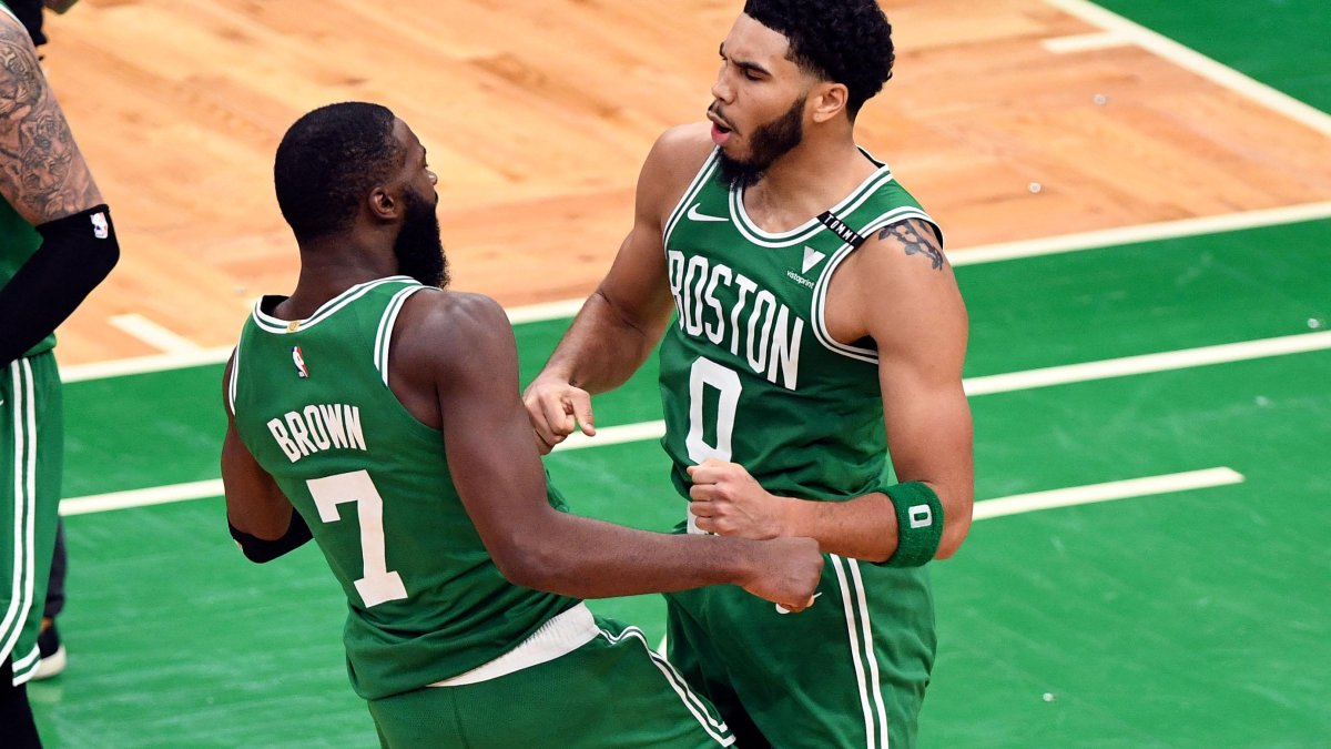 Jayson Tatum (d) y Jaylen Brown, de los Boston Celtics, fueron claves en la victoria frente a los Nets.