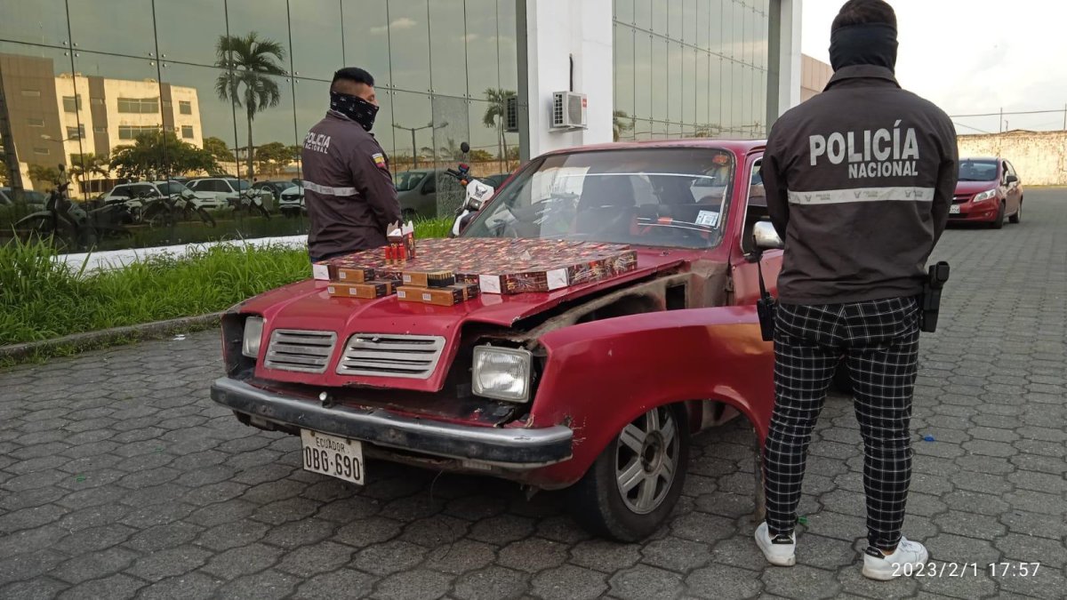 Situación. El carro tenía escondido el material en compartimientos del guardafango, parachoque y más partes