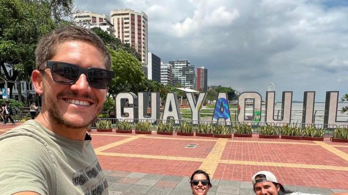 1. Turismo.  Los argentinos Carolina y Santiago disfrutaron 

de su paseo en el Malecón 2000 con el guayaquileño Anthony (en la imagen, quien toma la selfi) que los llevó a conocer la ciudad