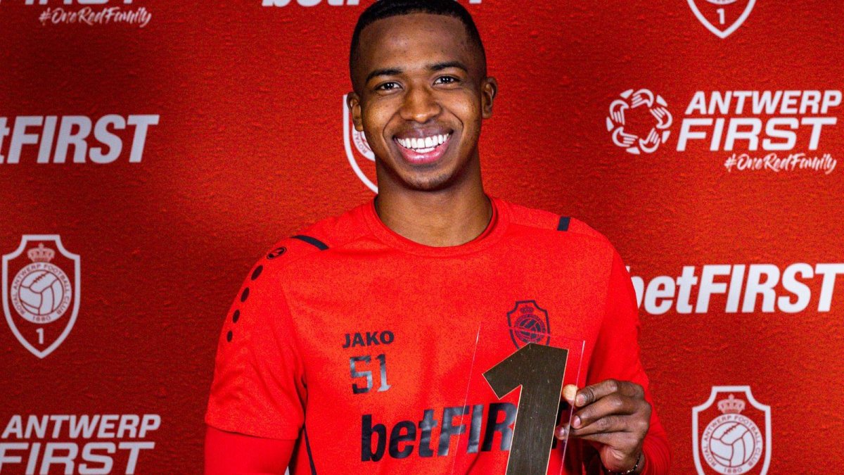 El zaguero William Pacho fue galardonado como el mejor  jugador de enero por su club.