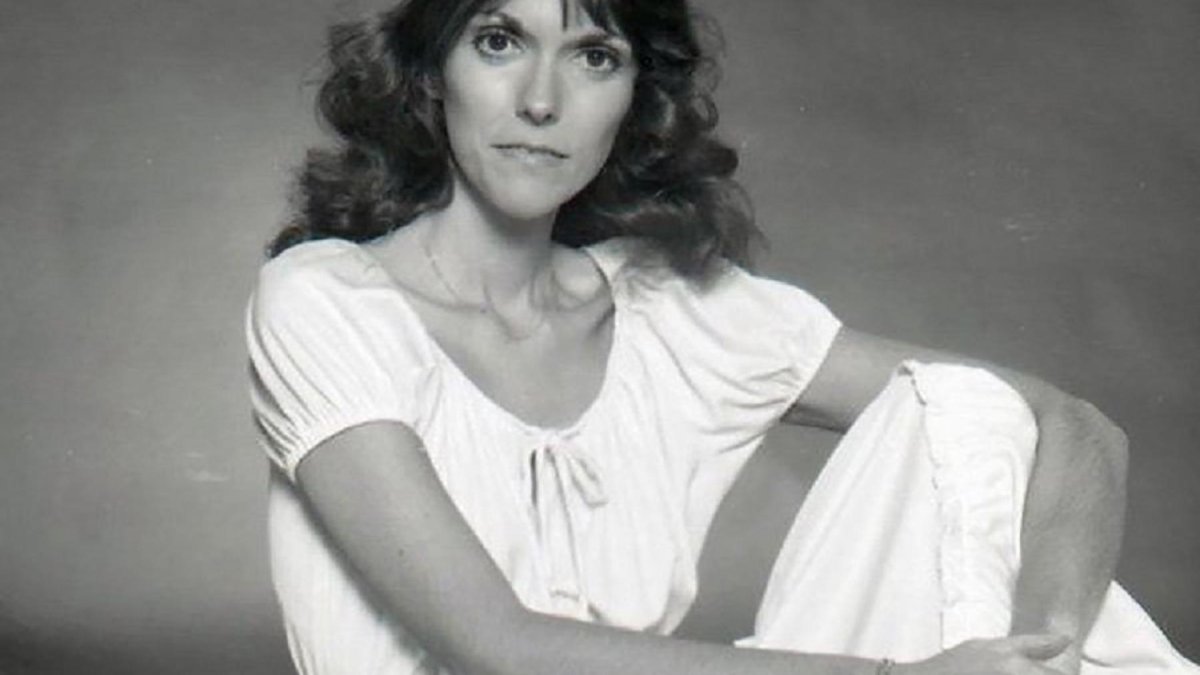 En la década del 70, la voz de Karen Carpenter cobró fama mundial, gracias a su envolvente voz y hermosas canciones. Junto a su hermano John formó el dúo Carpenters.