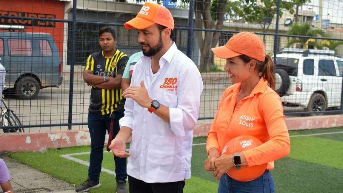 Luis Chonillo, candidato electo a la Alcaldía de Durán, junto a otra de sus candidatas en campaña.