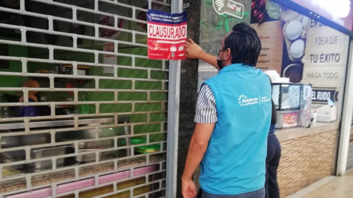 Control.- Momento en que las autoridades de Arcsa clausuran un restaurante en Guayaquil.