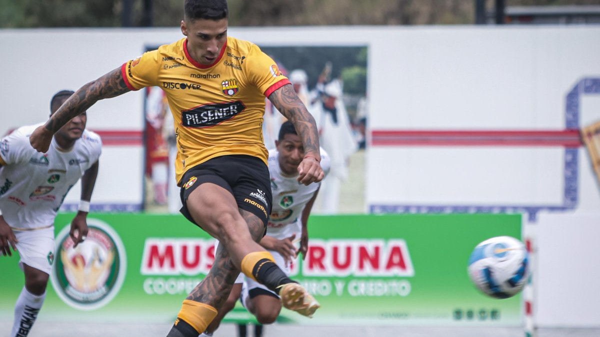 Agustín Rodríguez, delantero canario, convirtió de penal su primer tanto, en la victoria de Barcelona ante Mushuc Runa.
