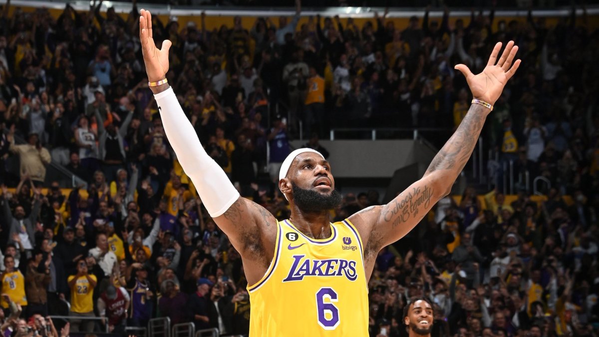 LeBron James, celebra con las manos levantadas, tras convertirse en el máximo anotador de la NBA.