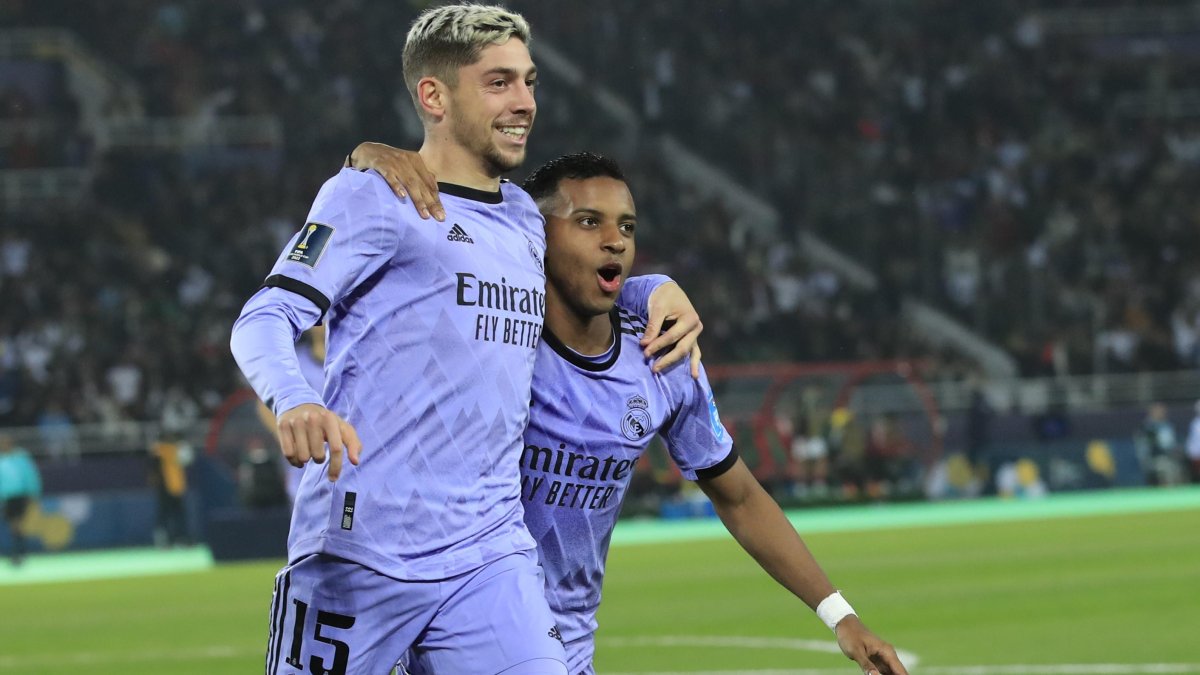 El mediocentro Federico Valverde (i) celebra junto al delantero Rodrygo, tras marcar el segundo gol ante el Al Ahly.
