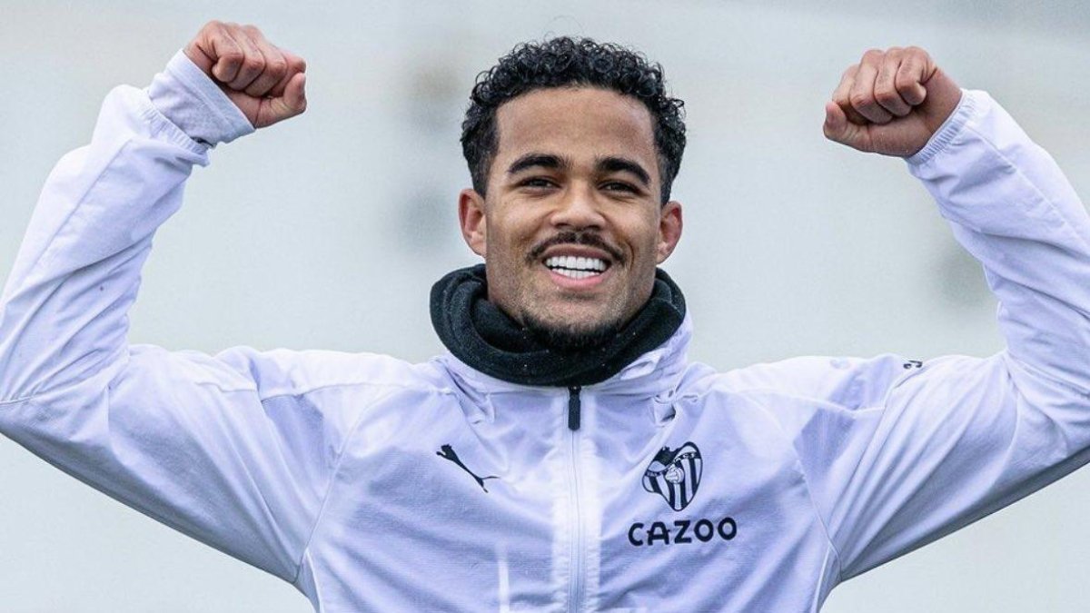 Justin Kluivert, ofensivo neerlandés, entrenó con normalidad.