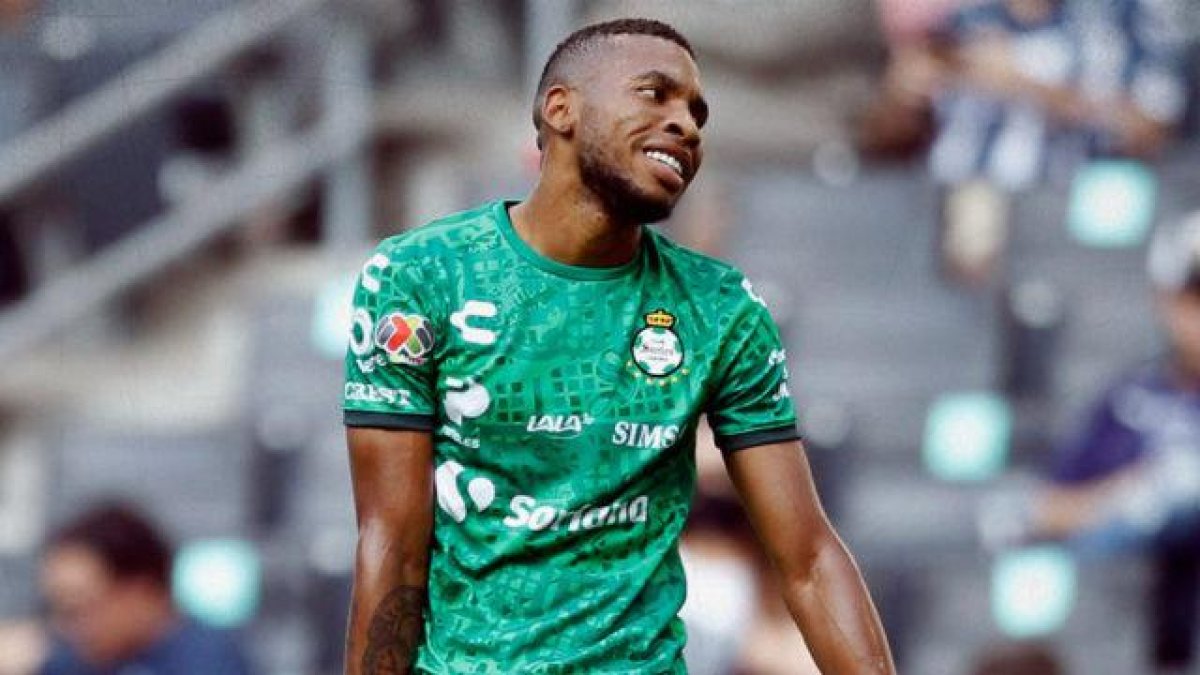 El volante Ayrton Preciado terminó relaciones contractuales con el Santos Laguna.