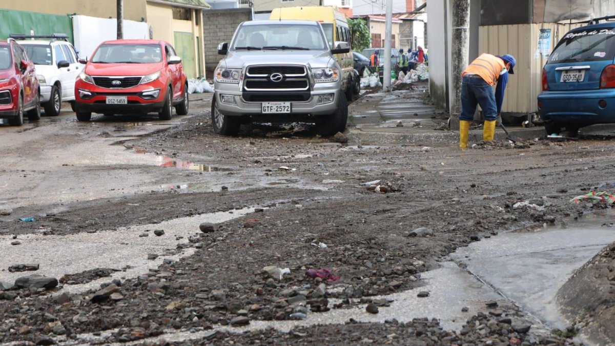 Personal de Urvaseo se encuentra en el lugar para hacer las labores de recolección de los sedimentos y residuos