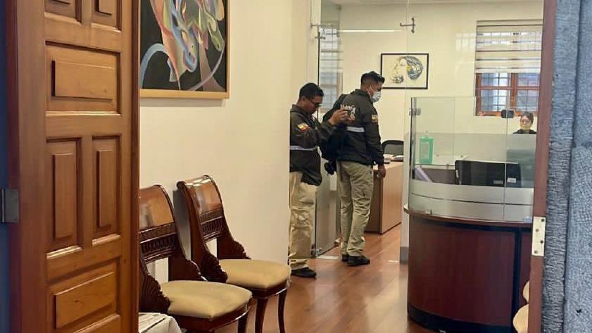 Los agentes fiscales ingresaron al despacho de la subsecretaría Jurídica de Presidencia.