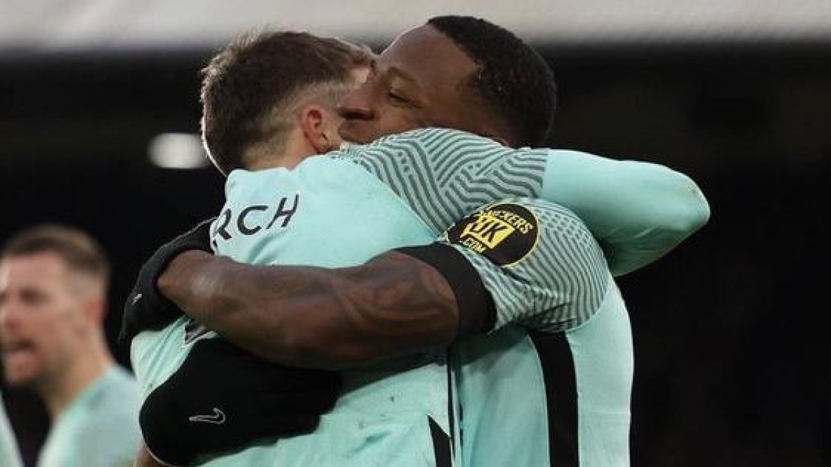 Pervis Estupiñán (d) celebra junto a Solly March el gol de las gaviotas.
