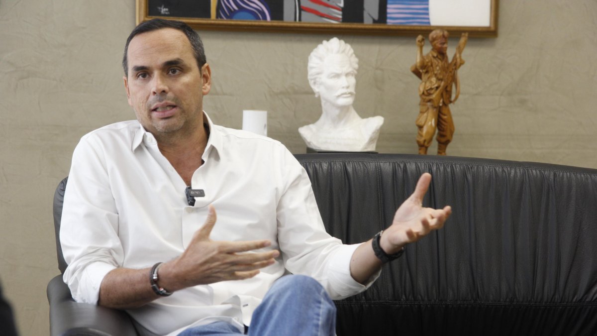 Fue candidato a la Alcaldía de Guayaquil. En 2017 asumió la dirección de Acción Social del Municipio y renunció tras la llegada de Cynthia Viteri en 2019.