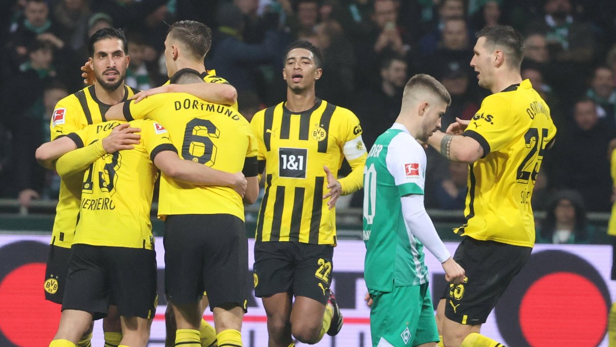Los jugadores del Dortmund tras el segundo tanto de Guerreiro.