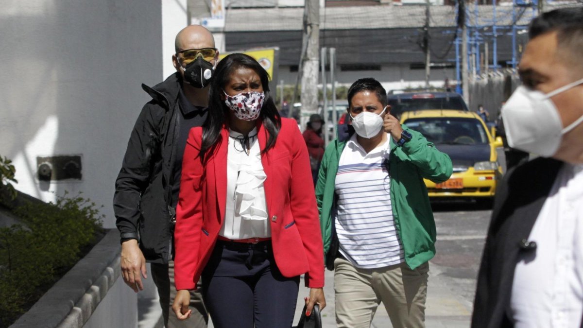 Salazar indicó que los involucrados se beneficiaron de las coimas vía cheques o transferencias.