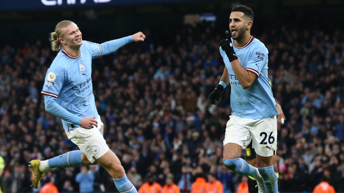 Los futbolistas Riyad Mahrez (d) celebra con Erling Haaland (i), el tercer gol del Mancheter City.