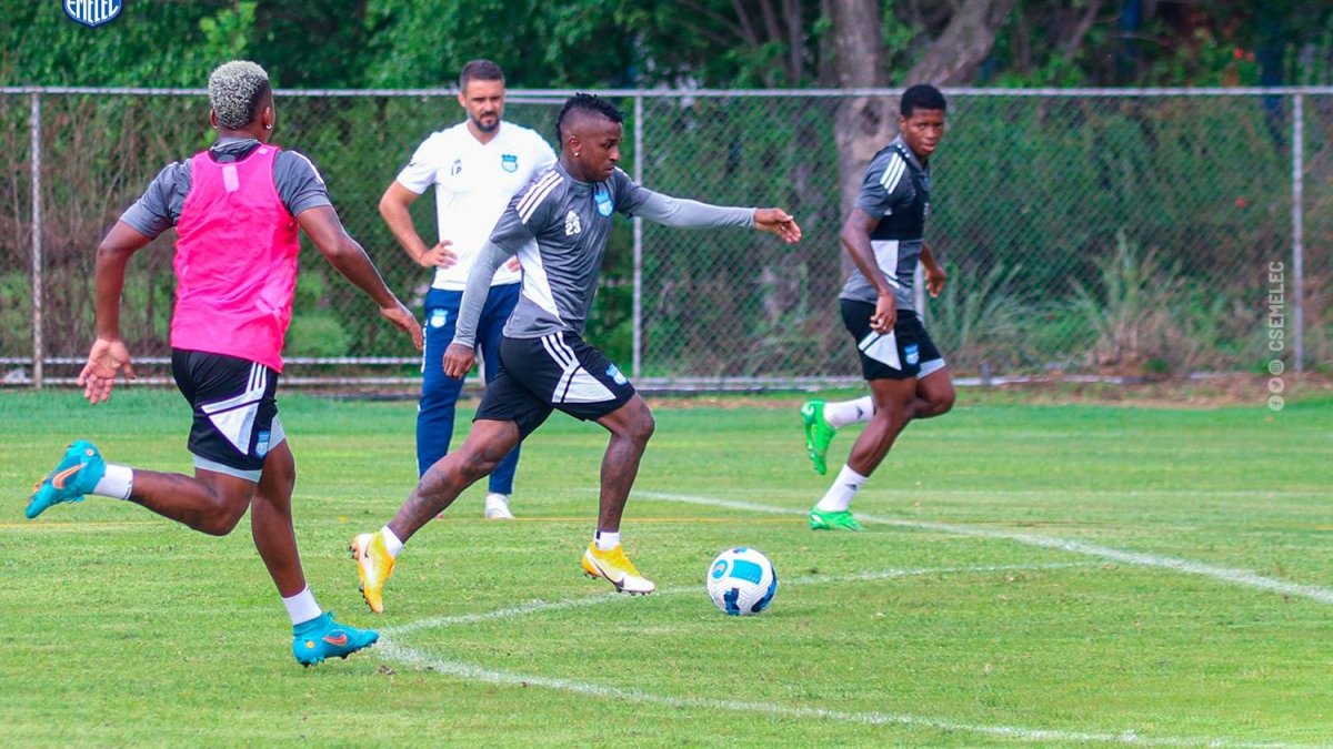 Miller Bolaños (c), delantero del Bombilllo, buscará anotar nuevamente frente a Guayaquil City. 